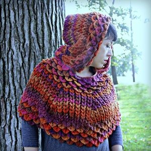 Haakpatroon capelet en poncho met capuchon en krokodillensteek