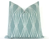 Poudre Bleue Géométrique Designer Décoratif Oreiller Couverture Accent Throw Cushion diamants modernes formes merles d’oeuf bleu ivoire pluie aqua