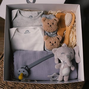 Caja de regalo para bebé niño – Cesta de regalo para recién nacidos – Bodys, manta y juguetes en gris neutro – Set de regalo para nuevos padres