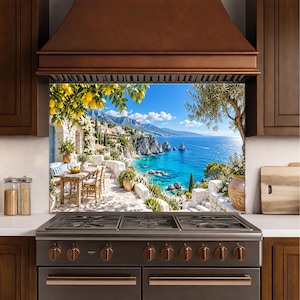 Puede incluir: Un panel protector de cocina que muestra una vibrante escena costera con un patio de piedra, un comedor de madera, limoneros y una vista del mar Mediterráneo azul con acantilados rocosos bajo un cielo soleado, instalado detrás de una estufa.