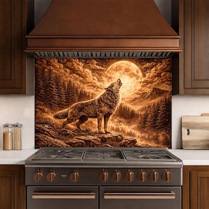 Puede incluir: Un protector contra salpicaduras de cocina en tonos sepia presenta la silueta de un lobo aullando contra una luna llena y un paisaje montañoso boscoso. La obra de arte está enmarcada por una campana extractora y armarios de color marrón oscuro, creando una estética rústica inspirada en la naturaleza.