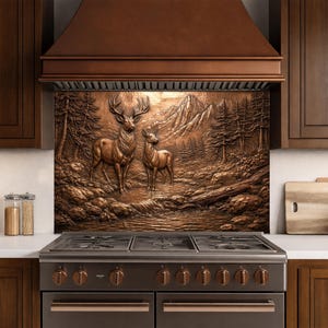 Rustikale Hirsch-Küchenaufhängung, Kupfer-Wildtierglasaufkantung, Bergwaldherd-Spritzbodenplatte, Cabin Style Kitchen Decor