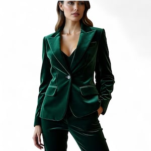 CUSTOM WOMEN SUIT
TAILORED FIT.  SATIN SUIT SET
ELEGANT & FORMAL.  WOMEN TUXEDO SUIT
MADE TO MEASURE,    White font
✔ All caps
✔ Top left corner
✔ Clean background area par lagao
✔ Shadow ya black outline for visibility
