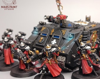 Peut inclure: Figurines miniatures d'une scène de bataille. Les figurines sont vêtues d'une armure noire et rouge, avec un char noir en arrière-plan. Les figurines sont sur des socles noirs. Le logo Mars Paint Studio est en haut à gauche.