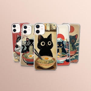 Puede incluir: Varias fundas de teléfono con ilustraciones de gatos negros comiendo ramen. Cada funda muestra un diseño de gato diferente con un cuenco de fideos, palillos y un huevo frito. Las fundas tienen un borde transparente.