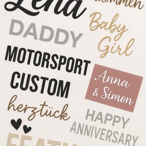 Könnte beinhalten: Eine Sammlung von ausgestanzten Wörtern in verschiedenen Schriftarten und Farben, darunter "Lena", "Daddy", "Motorsport" und "Custom". Weitere Wörter sind "Baby Girl", "Anna & Simon" und "Happy Anniversary".