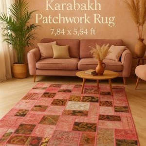 Puede incluir: Una alfombra patchwork vintage en tonos rosa, rojo y marrón, con un patrón geométrico. La alfombra mide 239 x 169 cm y está colocada en un salón con un sofá rosa y una mesa de madera.