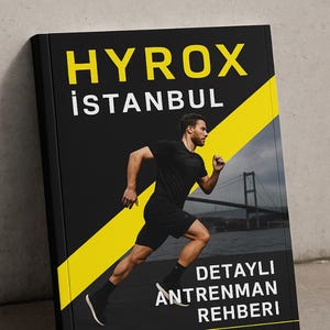 以下が含まれることがあります： 黒い本の表紙に、黄色と白で「HYROX ISTANBUL」と書かれています。黒いスポーツウェアを着た男性が表紙を走っています。「DETAYLI ANTRENMAN REHBERI」というテキストが下にあります。