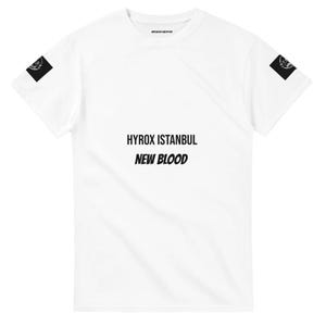 以下が含まれることがあります： 黒い文字で「HYROX ISTANBUL NEW BLOOD」と書かれた白いTシャツ。各袖には白いグラフィックが入った小さな黒い正方形のパッチが付いています。「NEW BLOOD CLUB BY FAR」の文字が上部に印刷されています。
