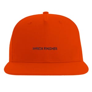 以下が含まれることがあります： 鮮やかなオレンジ色のベースボールキャップ。つばは平らで、前面に黒で「HYROX FINISHER」の文字が刺繍されています。キャップはしっかりとした作りで、丸みを帯びたクラウンが特徴です。