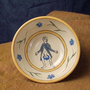 Puede incluir: Juego de tres cuencos apilables de cerámica con esmalte moteado color crema. El cuenco más grande mide aproximadamente 15 cm de diámetro. Cada cuenco tiene forma redondeada y un diseño sencillo y minimalista.