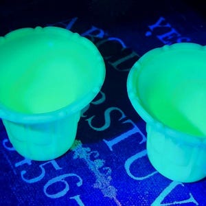 Akro-agaat, uraniumglas, vazen, uitstekende staat en gemarkeerd als ZELDZAAM, moeilijk te vinden