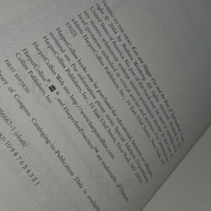 Może przedstawiać: Otwarta książka z tekstem z "Talking to the Dead" autorstwa Barbary Weisberg. Strona zawiera informacje o prawach autorskich, szczeg&oacute;ły wydawcy i dane kontaktowe HarperCollins Publishers. Książka jest pierwszym wydaniem.