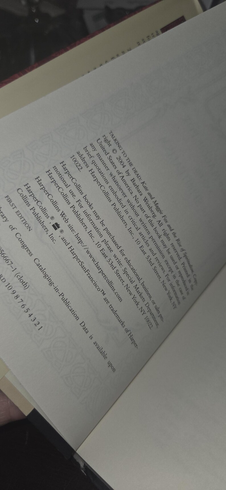 Może przedstawiać: Otwarta książka z tekstem z "Talking to the Dead" autorstwa Barbary Weisberg. Strona zawiera informacje o prawach autorskich, szczeg&oacute;ły wydawcy i dane kontaktowe HarperCollins Publishers. Książka jest pierwszym wydaniem.