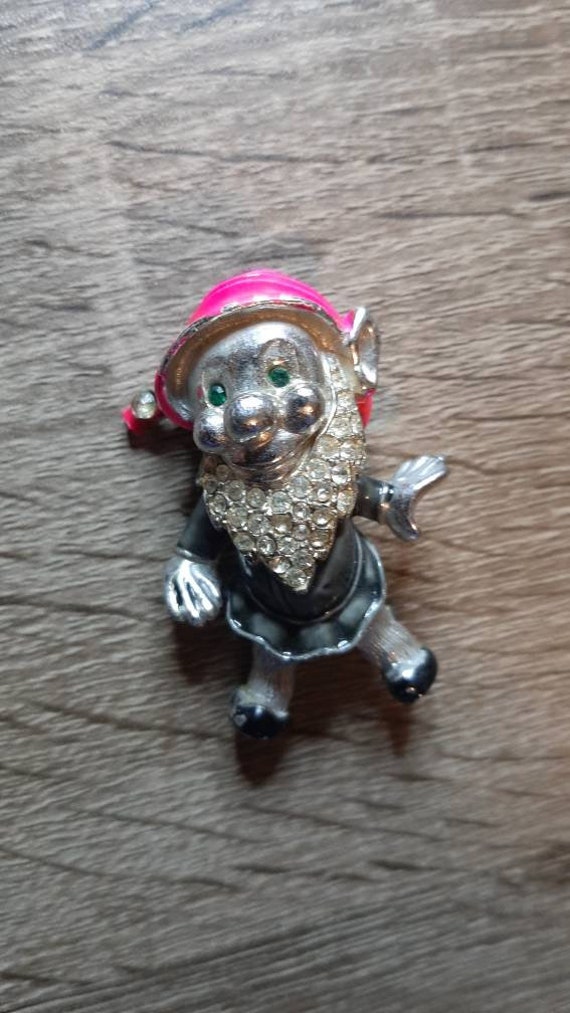 Silver tone Vintage Gnome Pin with pink hat.. supe