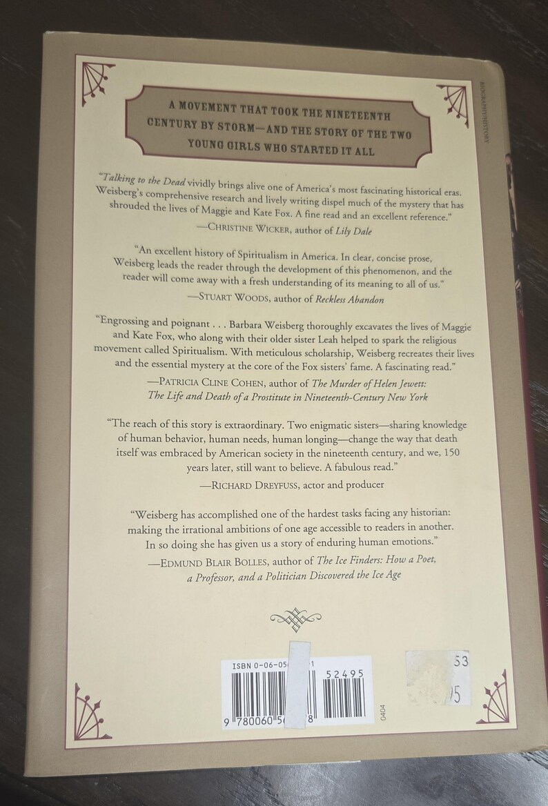 Może przedstawiać: Okładka książki z tekstem: "A Movement That Took the Nineteenth Century by Storm - And the Story of the Two Young Girls Who Started It All." Zawiera cytaty i nazwiska autor&oacute;w. ISBN 0-06-0552495.