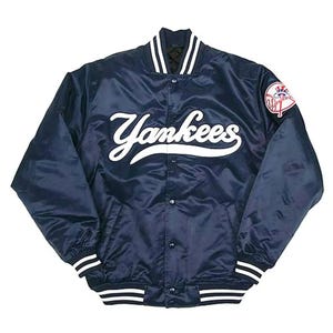 Könnte beinhalten: Marineblaue Yankees-Baseballjacke aus Satin mit weißer Schrift und Besatz. Die Jacke hat das Logo des Teams auf dem rechten Ärmel und eine Knopfleiste. Ein klassisches Sportbekleidungsstück.