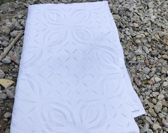 Cubrecama, cubrecama y manta rectangular de organza de algodón con apliques blancos y calados.