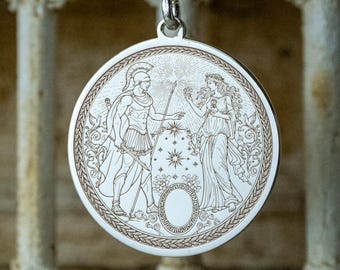 Collar con colgante de Ares y Afrodita, símbolo de amor y guerra, ideal para él y para ella.