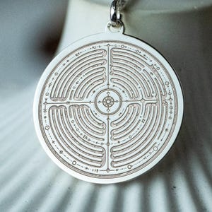 Sacred Labyrinth Pendant – Symbol of Inner Journey, Clarity & Transformation – Spiritual Maze Medallion of Insight