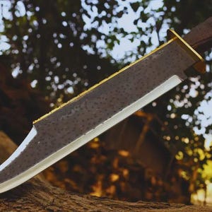 Handgefertigtes Rambo Bowiemesser aus 1095 Stahl: Geweihgriff, Lederscheide