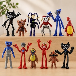 以下が含まれることがあります： カラフルな小さなモンスターフィギュアのコレクション。フィギュアは、黒、茶色、赤、青、黄色など、さまざまなポーズと色があります。鋭い歯を持つものもあれば、ユニークな顔の特徴を持つものもあります。おもちゃは薄茶色の表面に配置されています。