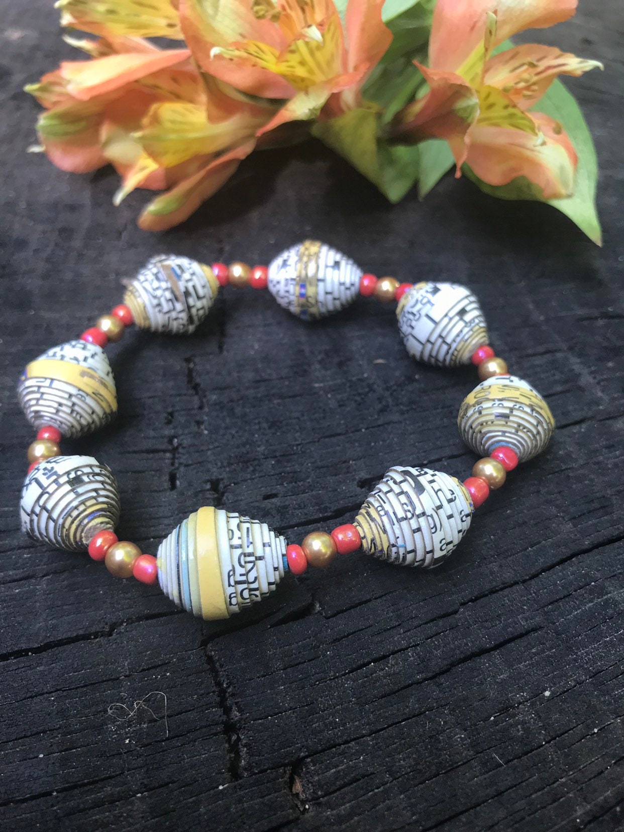 Paper bead Bracelet Pearl & Haitian paperbead gold/ white / stretch