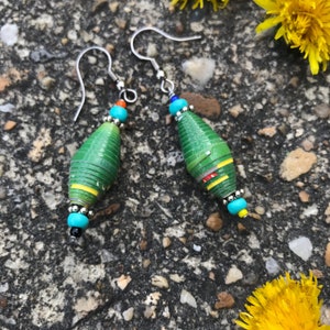 Emerald green paperbead earrings / hypoallergenic & ecofriendly earrings