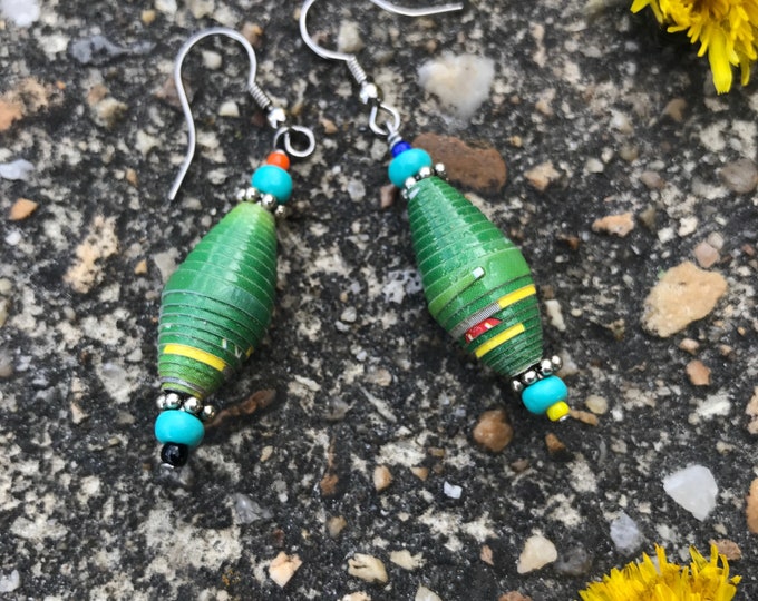 Emerald green paperbead earrings / hypoallergenic & ecofriendly earrings