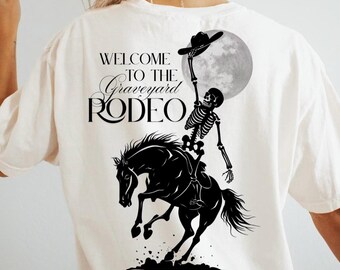 Graphique squelette effrayant POD, Cowboy d'Halloween PNG, Design par sublimation de tshirt cimetière rodéo, saison effrayante PNG, tasse à café squelette png