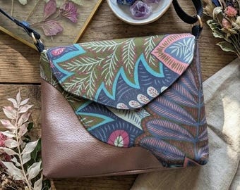 Handgemaakte dames crossbodytas, kunstleer metallic roségoud, kleine schoudertas met tropisch patroon, boho zomertas