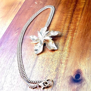 HAWAIIAN FLOWER PENDANT Golden Necklace