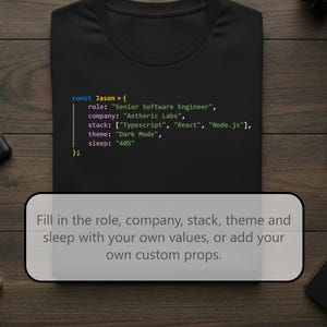 以下が含まれることがあります： 白いコードスニペットがプリントされた黒いTシャツ。内容は以下の通り：const Jason = { role: "Senior Software Engineer", company: "Aetheric Labs", stack: ["Typescript", "React", "Node.js"], theme: "Dark Mode", sleep: "40%" };。