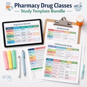 Puede incluir: Un paquete de plantillas de estudio para clases de medicamentos de farmacia. La imagen muestra una tableta, un portapapeles y varias hojas de papel con información sobre clases de medicamentos. También se incluyen rotuladores, bolígrafos y cápsulas de medicamentos. El texto de la imagen dice "Pharmacy Drug Classes - Study Template Bundle."