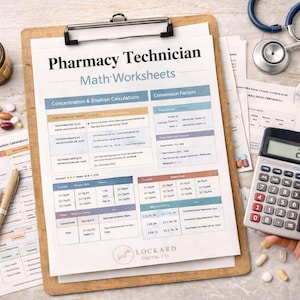 Könnte beinhalten: Ein Klemmbrett mit "Pharmacy Technician Math Worksheets" aufgedruckt, zusammen mit einem Taschenrechner, einem Stethoskop und verschiedenen Pillen. Die Arbeitsblätter behandeln Konzentrations- und Verdünnungsberechnungen sowie Umrechnungsfaktoren.