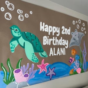 Personalisierte Geburtstagsbanner unter dem Meer | Benutzerdefinierte handbemalte Ocean Party Kulisse | Meerjungfrau-Geburtstags-Dekorationen