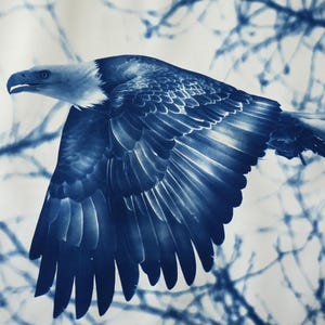 Puede incluir: Imagen detallada de un águila calva en vuelo, estilo cianotipia. Las alas del águila están extendidas, mostrando detalles de las plumas. El fondo presenta ramas borrosas, realzando la silueta del ave.