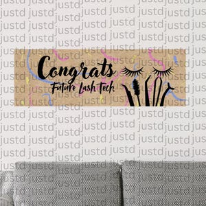 Puede incluir: Un letrero rectangular marrón con la frase "Congrats Future Lash Tech" en escritura negra. El letrero presenta confeti colorido y gráficos relacionados con las pestañas.