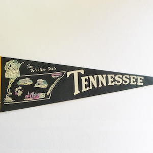 Fanion souvenir du Tennessee des années 1960 avec carte de l'État - Bannière de voyage en feutre style années 50 - Décoration murale rétro pour camping-car, caravane ou chalet