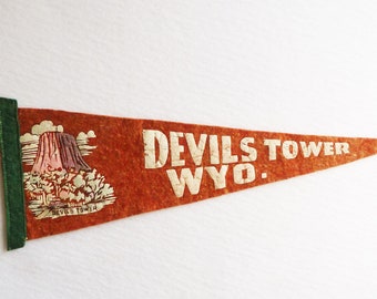 1940s Devils Tower Wyoming Souvenir Pennant - Wool Felt Travel Banner - Vintage Camper RV, Cabin, Ranch Decor - Retro Wall Hanging