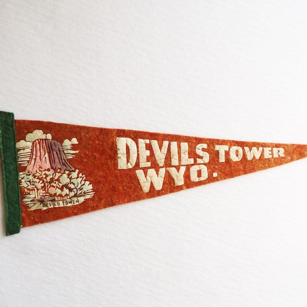 1940s Devils Tower Wyoming Souvenir Pennant - Wool Felt Travel Banner - Vintage Camper RV, Cabin, Ranch Decor - Retro Wall Hanging