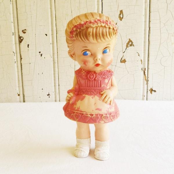 Poupée en caoutchouc pour tout-petits des années 1950 par Edward Mobley - Arrow Rubber Company - 1958 Ponytail Girl in Pink Dress Squeak Toy - Working Squeaker