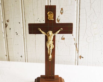 Crucifijo de madera vintage con Jesús de metal, INRI - Decoración de mesa religiosa católica romana, Altar del hogar, Santuario - Jesús en la cruz