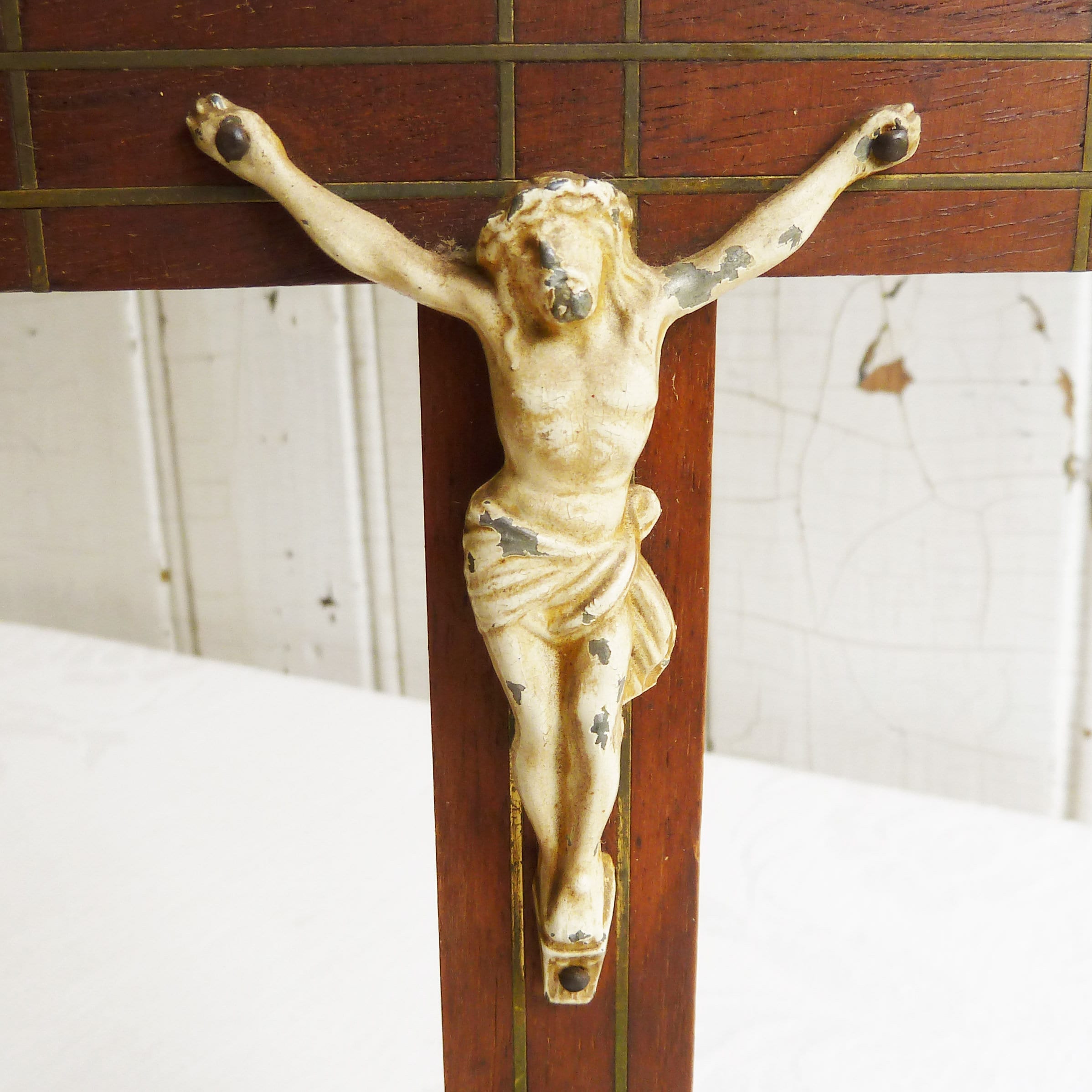 ヴィンテージ木製十字架と金属製イエス像、INRI - ローマ