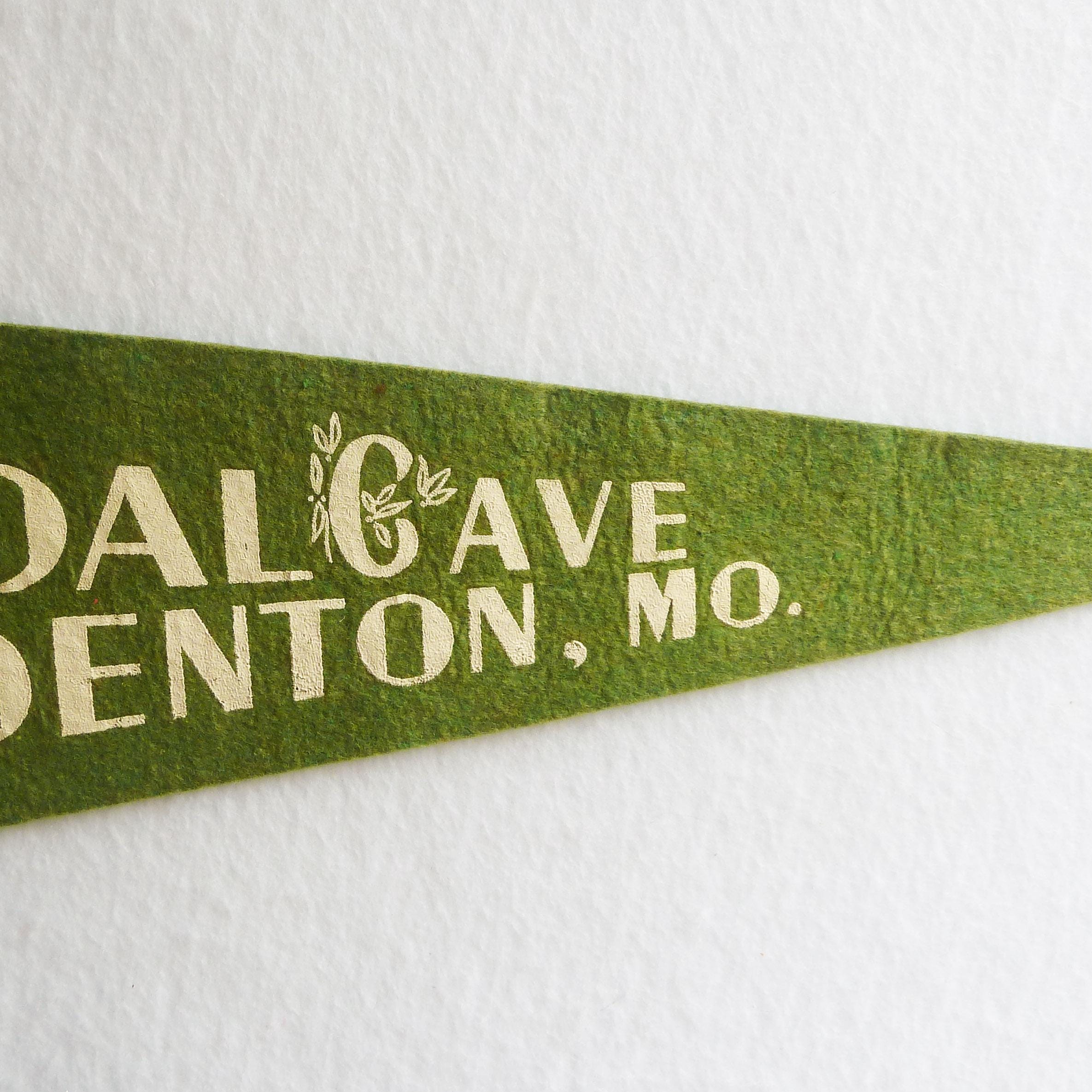 Fanion Souvenir Vintage "Burial Cave" Osage Beach, Missouri - Occasion