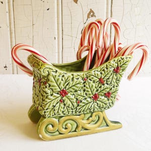 1960er Jahre Ardco Schlitten Planter oder Süßigkeiten Halter - Holly Design mit Goldrand - Traditionelle Weihnachtsdekoration - Sammlergeschenk