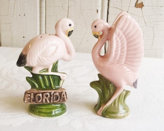 Juego de salero y pimentero Pink Flamingo de la década de 1950, Kenmar Japón - Salero y pimentero vintage de Florida