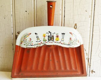 1960s Red Orange Metal Dustpan, Retro Dust Pan w/ Floral & Kitchen Design - M Taber, JV Reed - Shabby Kitchen, Laundry Room, Work Room Decor