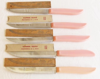 Juego de cuchillos para carne Quikut de la década de 1950, mangos de plástico rosa, cubertería de mediados de siglo.