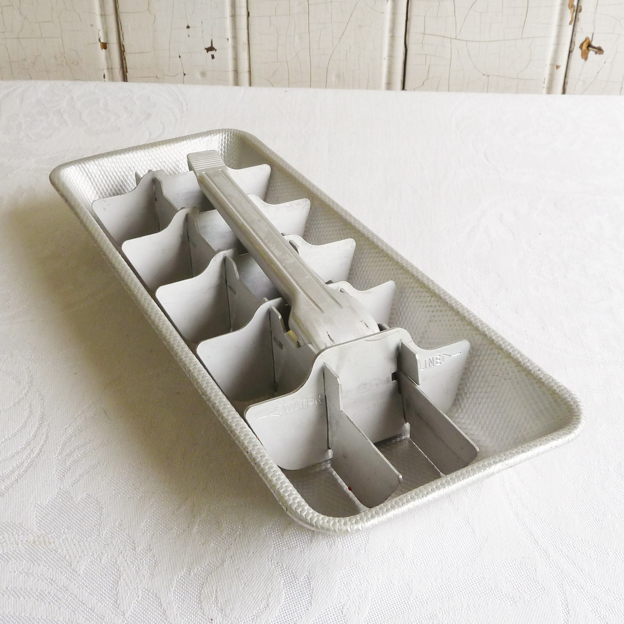 1950s Three Row Aluminum Ice Cube Tray w/ Quick Release Handle - Vintage  Barware for Rocks Drinks - Retro Kitchen Decor